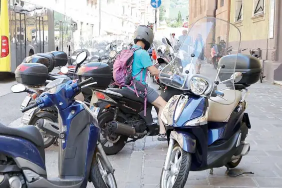 Scooter, stop al parcheggio selvaggio. Ma i cittadini protestano: «Piovono multe»
