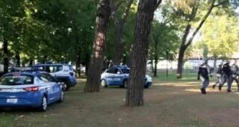 Dramma sfiorato in un parco di Brescia: squilibrato tenta di strangolare un bimbo di 3 anni