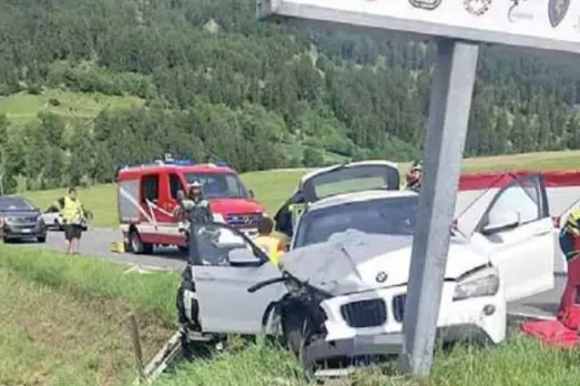 Si schianta con il Suv contro il palo della campagna per la sicurezza stradale