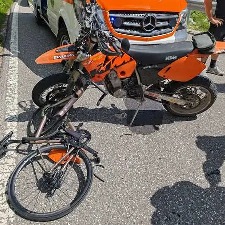 Si scontra in moto con una bici: Peter Runggaldier ferito gravemente, è ricoverato a Trento