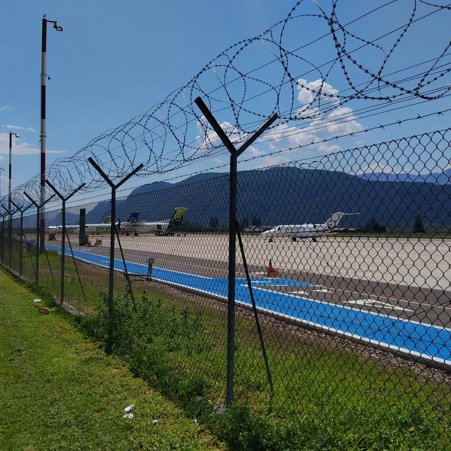 Allarme bomba all’aeroporto di Bolzano: voli sospesi e scalo evacuato