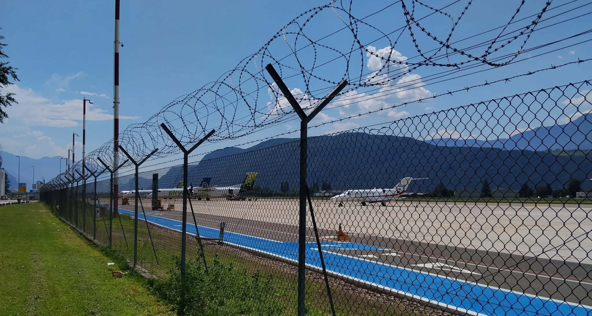 Allarme bomba all’aeroporto di Bolzano: voli sospesi e scalo evacuato