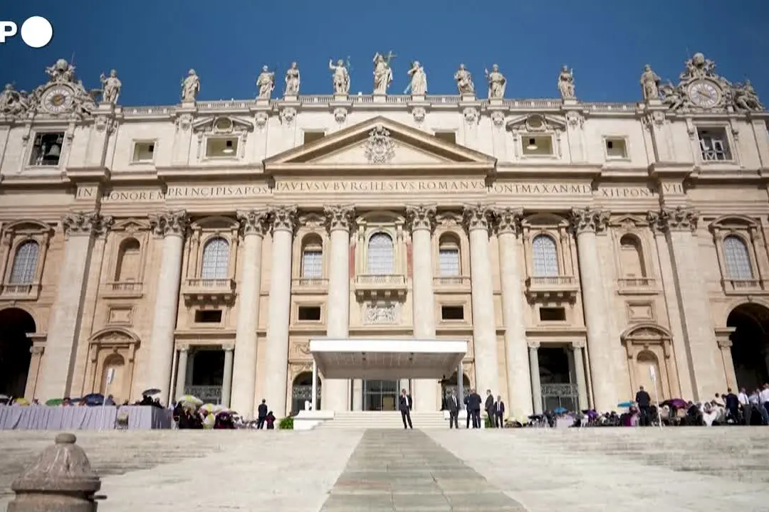 Piazza San Pietro gremita per l’udienza del Papa nonostante il caldo record