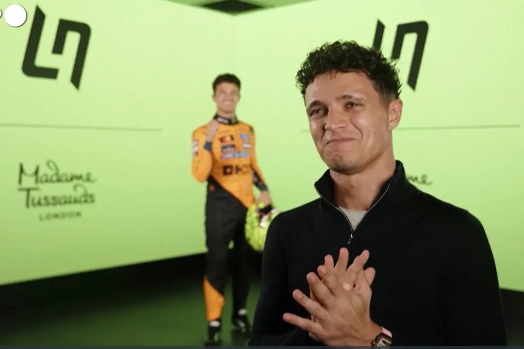 Lando Norris \"incontra\" la sua statua di cera a Londra, \"è il luogo perfetto\"
