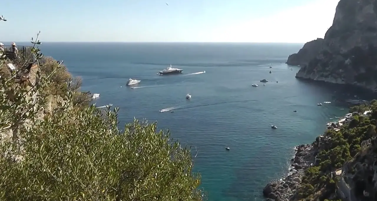 A Capri lo yacht di Al-Thani, nuovo proprietario della berlusconiana Villa Certosa
