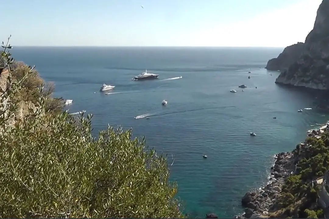 A Capri lo yacht di Al-Thani, nuovo proprietario della berlusconiana Villa Certosa
