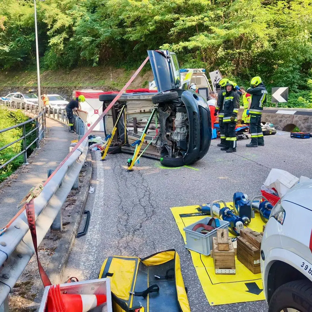 Auto si ribalta sulla strada delle Palade, una persona incastrata