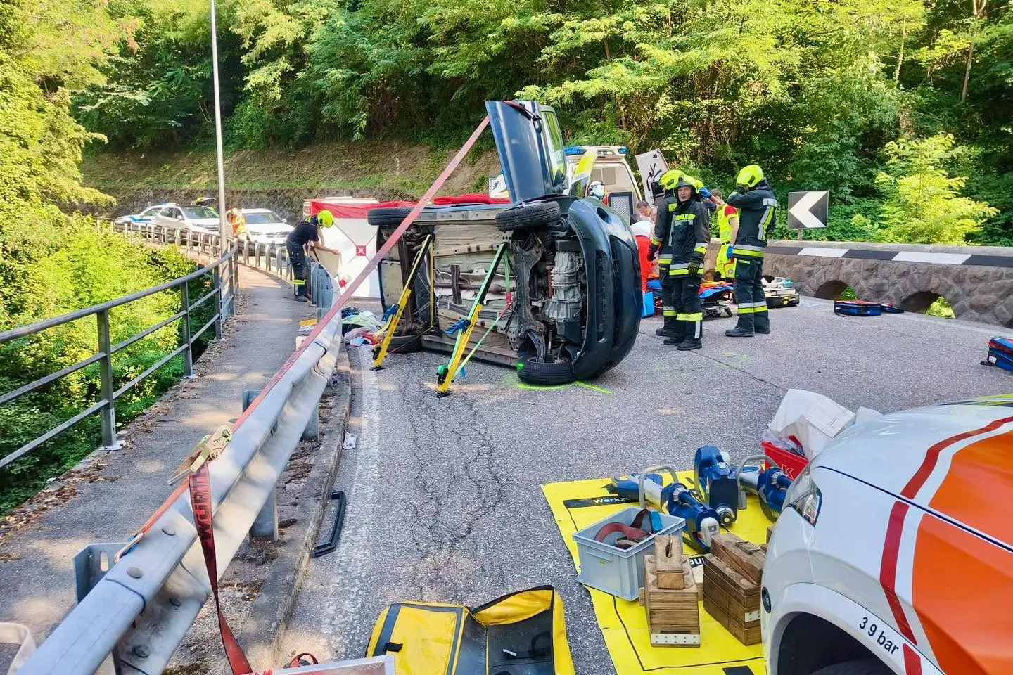 Auto si ribalta sulla strada delle Palade, una persona incastrata