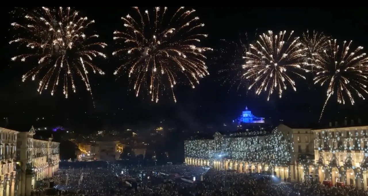 Torino festeggia San Giovanni, dj set e fuochi d'artificio in piazza Vittorio
