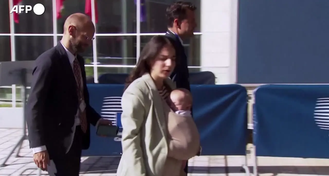 La ministra svedese per il Clima al Consiglio Ue con il figlio di pochi mesi: “Qui anche se madre”