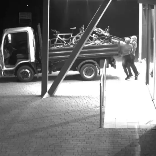 Appiano, negozio di biciclette ancora nel mirino: furto da 20 mila euro. Il video