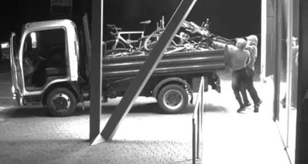 Appiano, negozio di biciclette ancora nel mirino: furto da 20 mila euro. Il video