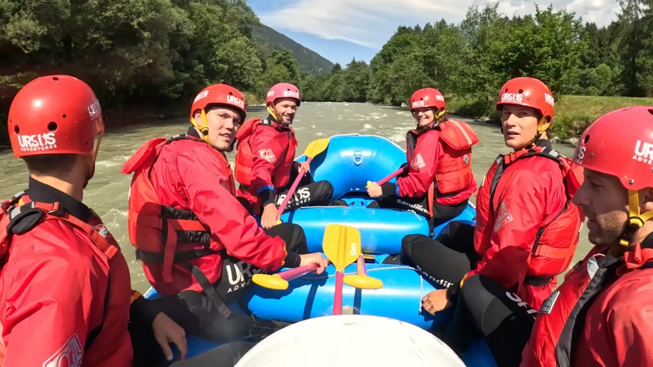 Slalom sì, ma non sulla neve: Franzoni, Vinatzer e compagni fanno rafting sul Noce