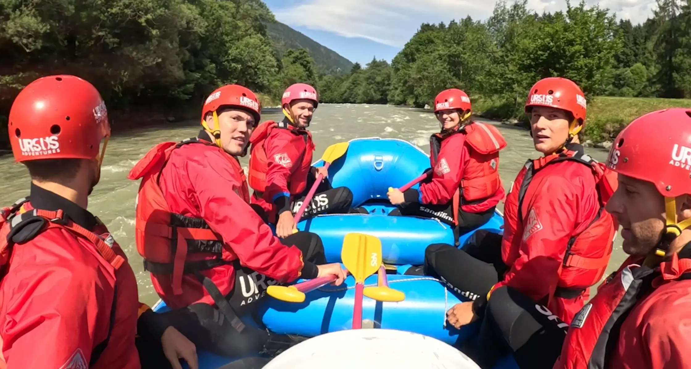Slalom sì, ma non sulla neve: Franzoni, Vinatzer e compagni fanno rafting sul Noce