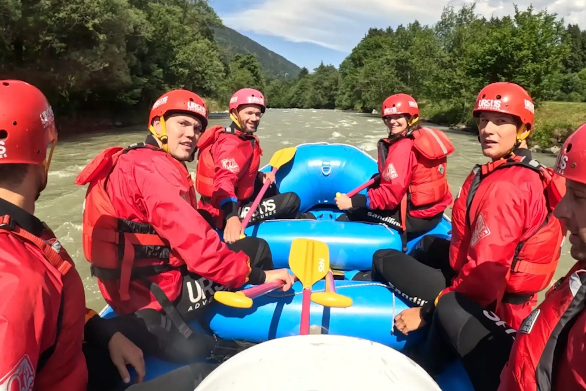 Slalom sì, ma non sulla neve: Franzoni, Vinatzer e compagni fanno rafting sul Noce
