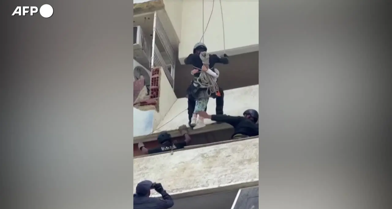 Venezuela, agenti di polizia salvano un bambino da un edificio distrutto a La Guaira