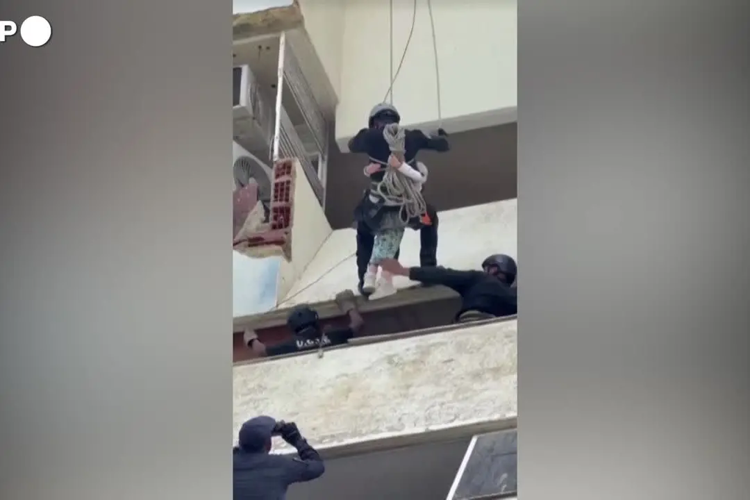 Venezuela, agenti di polizia salvano un bambino da un edificio distrutto a La Guaira