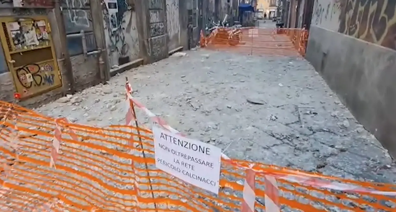 Napoli, crolla un cornicione nella via della movida