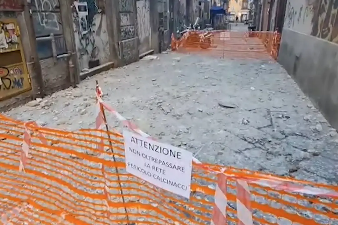 Napoli, crolla un cornicione nella via della movida