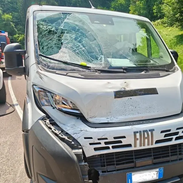 Ultimo, incidente tra furgone e motociclette: quattro persone in ospedale