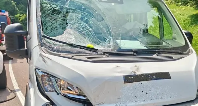Ultimo, incidente tra furgone e motociclette: quattro persone in ospedale