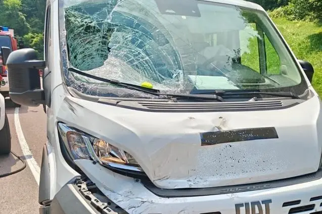 Ultimo, incidente tra furgone e motociclette: quattro persone in ospedale