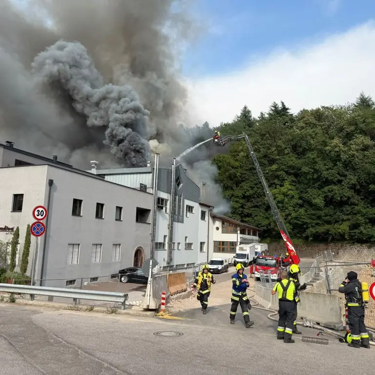 Caldaro, vasto incendio in un panificio: numerosi vigili del fuoco al lavoro