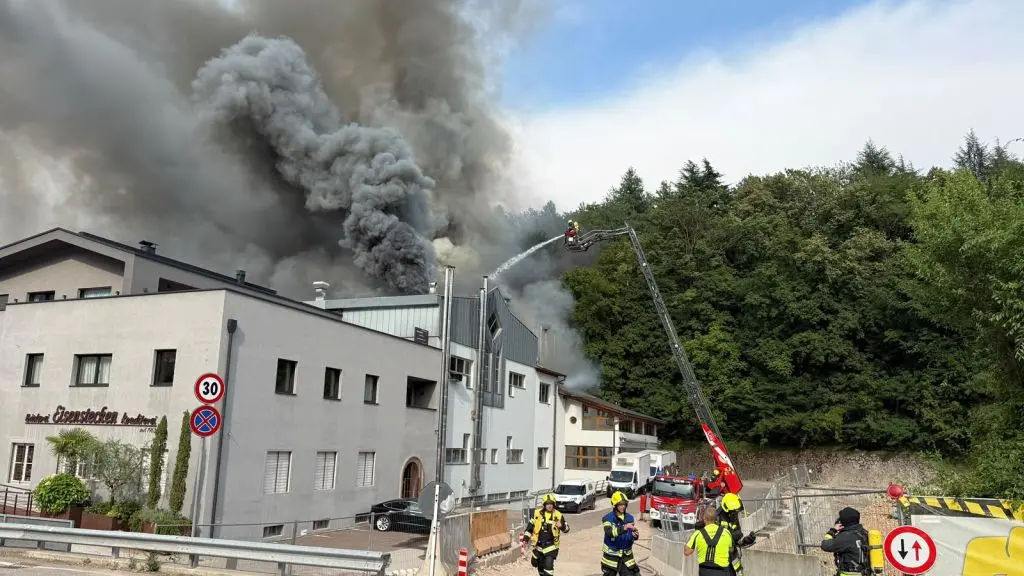 Caldaro, vasto incendio in un panificio: numerosi vigili del fuoco al lavoro