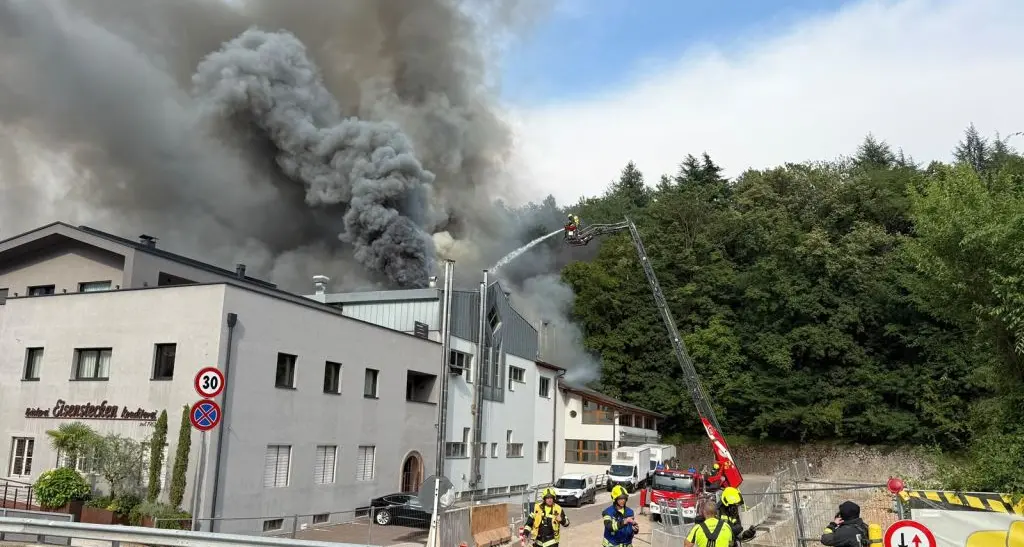 Caldaro, vasto incendio in un panificio: numerosi vigili del fuoco al lavoro