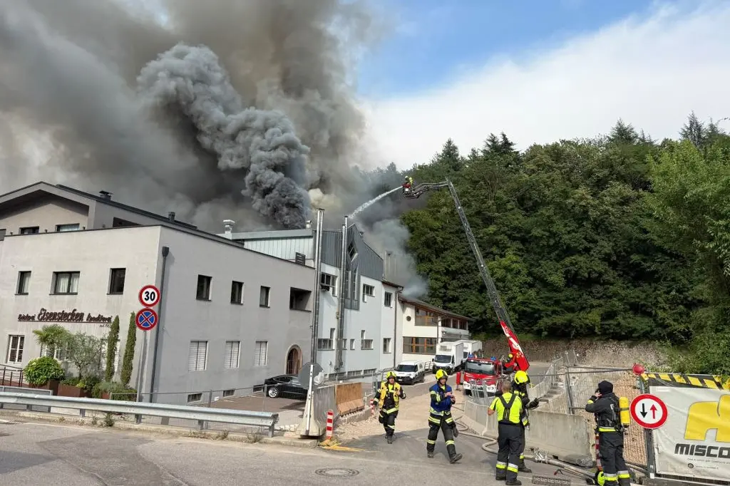 Caldaro, vasto incendio in un panificio: numerosi vigili del fuoco al lavoro