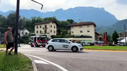 Caldaro, incendio in un panificio: in corso le operazioni per fermare il rogo