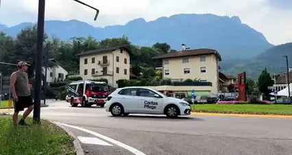 Caldaro, incendio in un panificio: in corso le operazioni per fermare il rogo