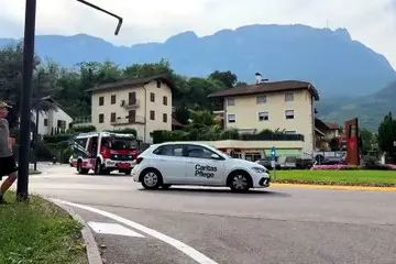 Caldaro, incendio in un panificio: in corso le operazioni per fermare il rogo