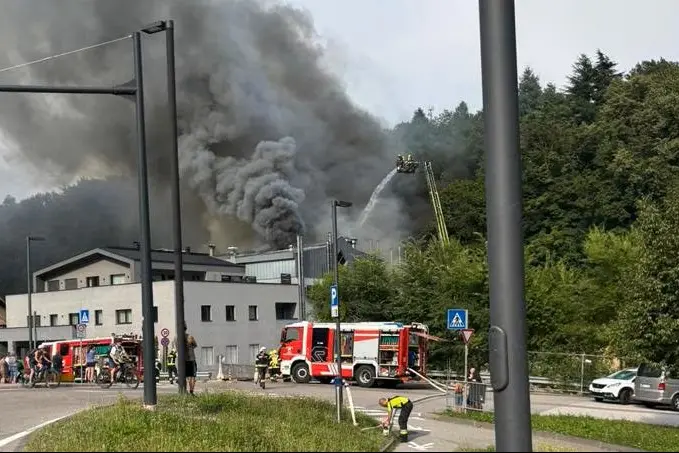 Caldaro, incendio in un panificio: le operazioni per fermare il rogo