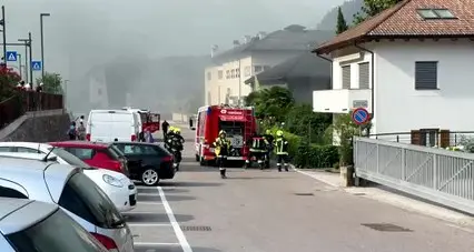 Corse contro il tempo per \"arginare\" il rogo