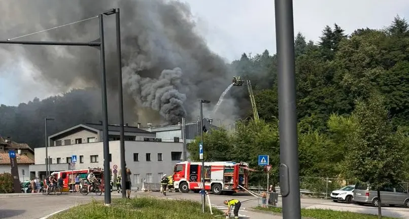 Incendio al panificio, rogo domato dopo 12 ore: il titolare grave ma stabile a Verona