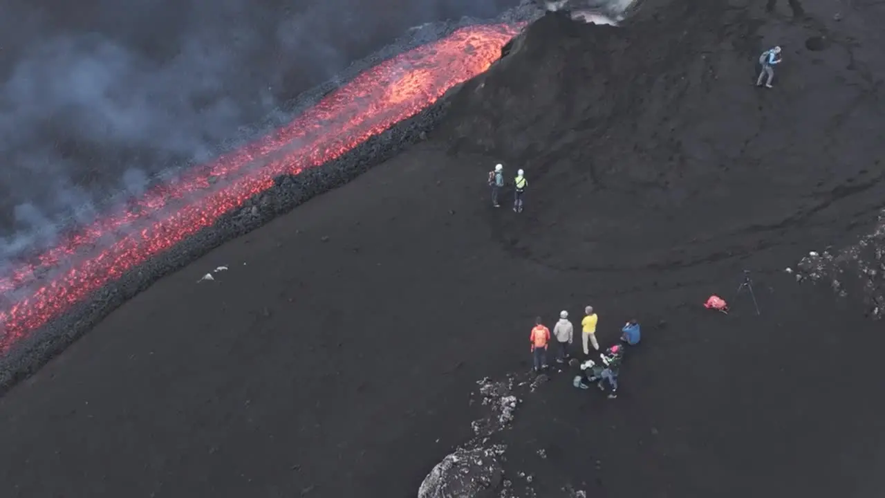 Eruzione spettacolare sull'Etna, la colata lavica tocca quota 2800 metri