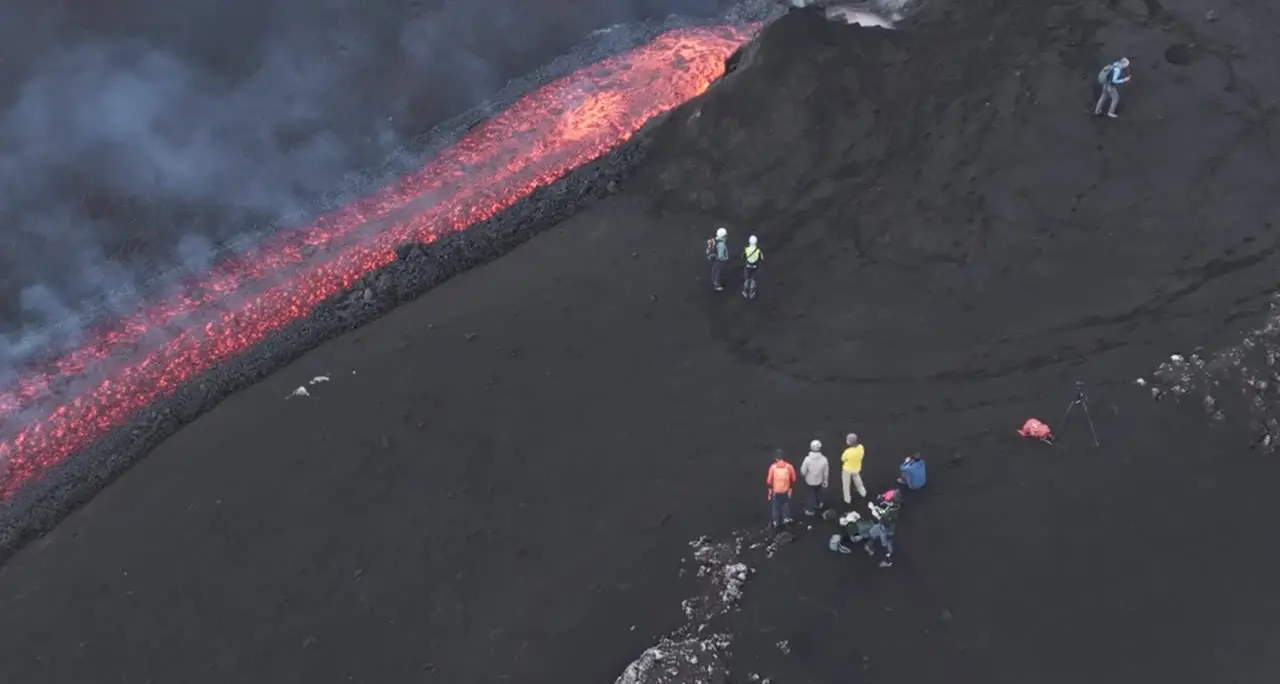 Eruzione spettacolare sull'Etna, la colata lavica tocca quota 2800 metri