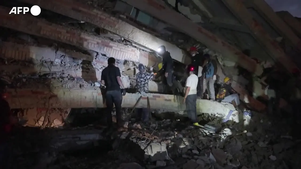 La terra trema ancora, La Guaira è un cimitero a cielo aperto