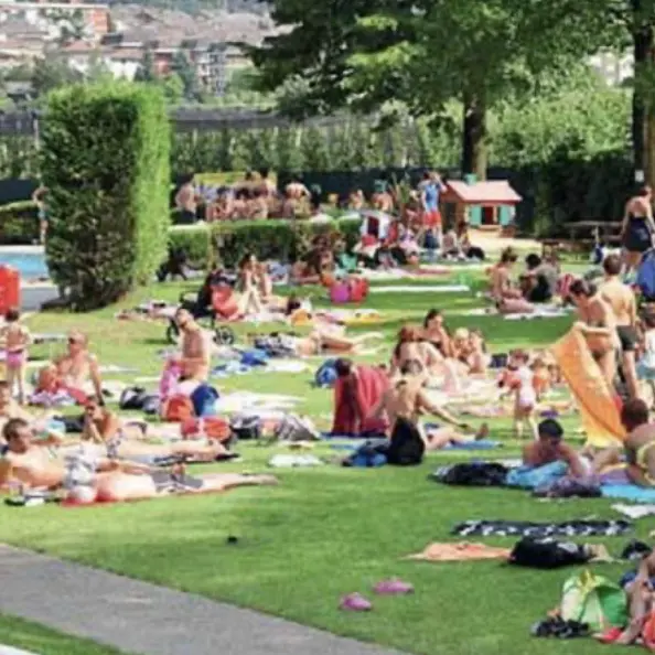 Laives, sospetti furti al lido: tre ragazzi banditi dall'impianto