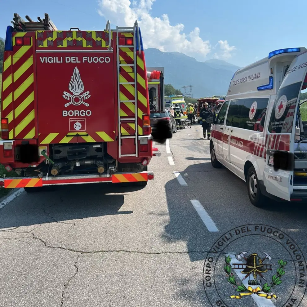 Mamma e figlio di un anno portati in ospedale in elicottero dopo l'incidente