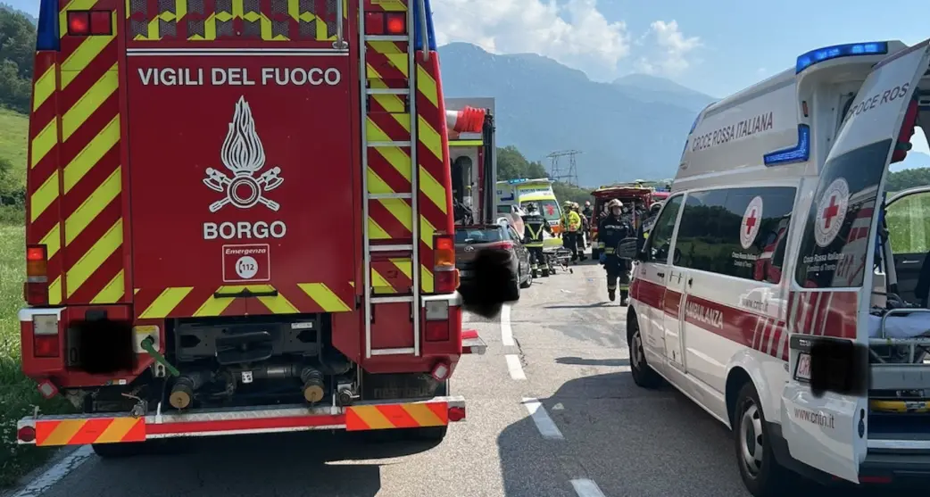 Mamma e figlio di un anno portati in ospedale in elicottero dopo l'incidente