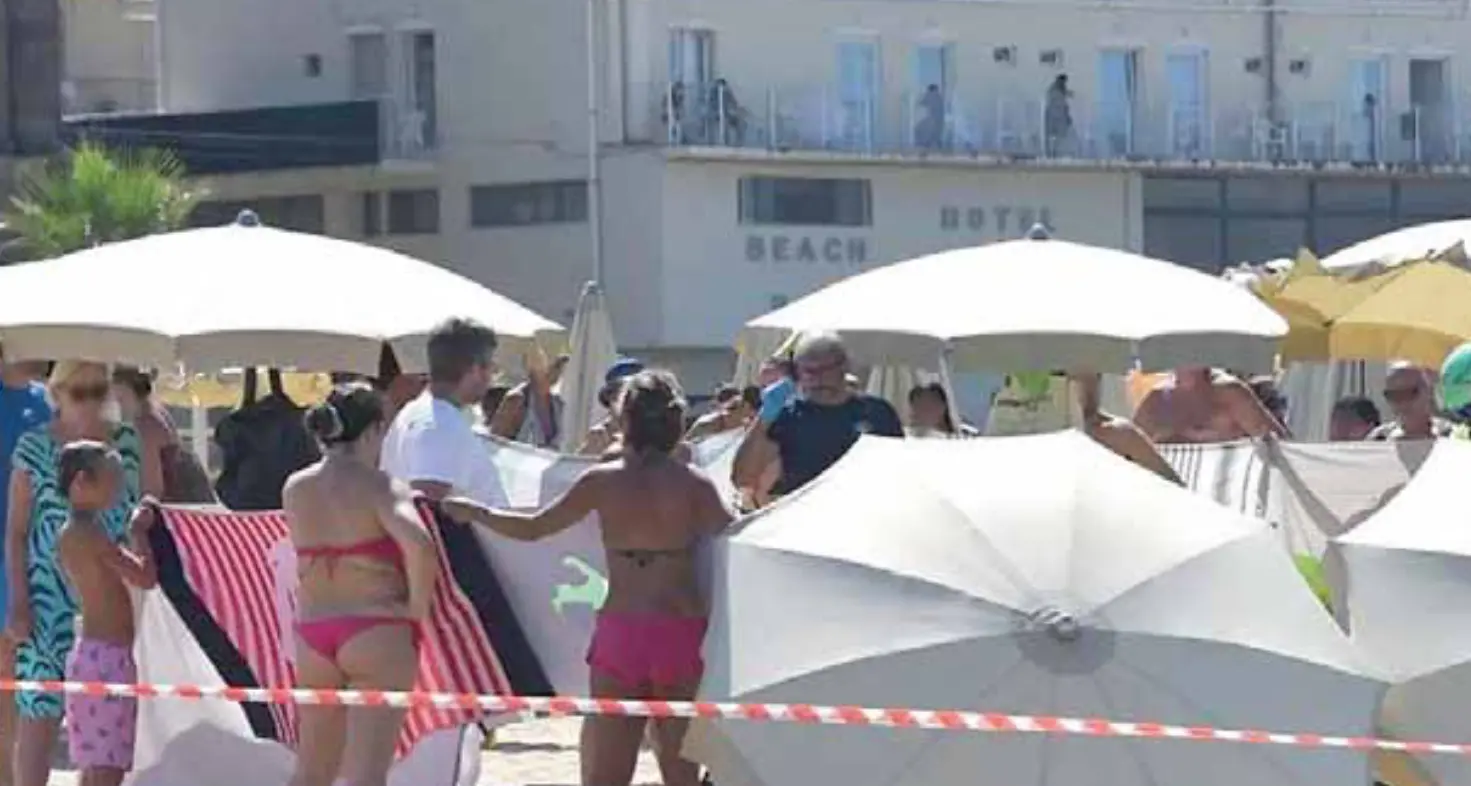 Malore in spiaggia sotto il sole: muore bolzanino