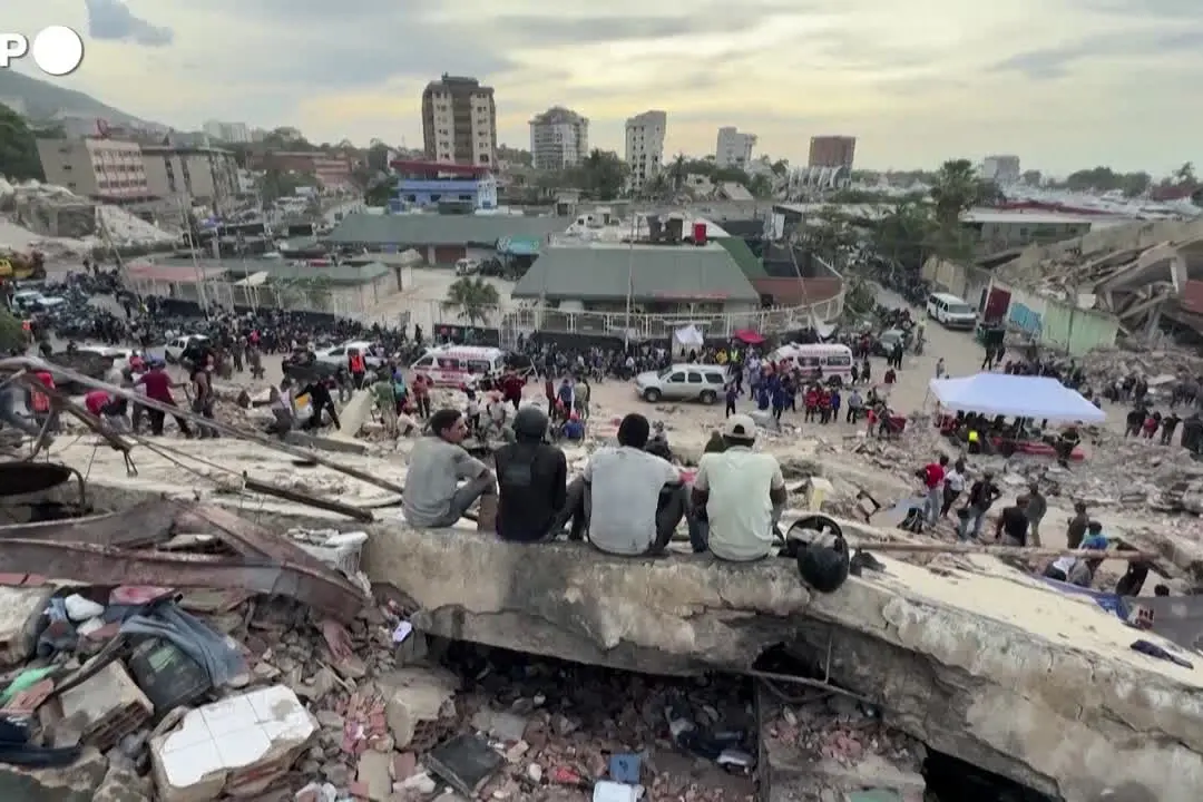 Venezuelani cercano sopravvissuti tra le macerie a quattro giorni dal terremoto