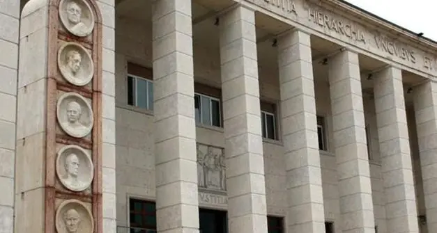 Minaccia di voler rapire una quindicenne e la sorella minore, versa un risarcimento di 20 mila euro