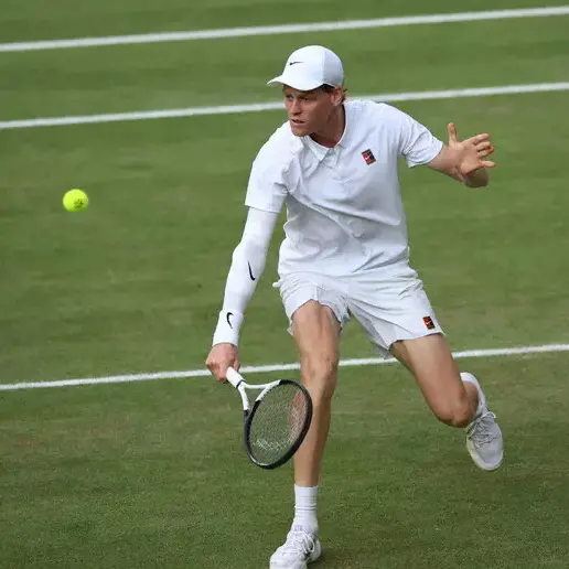 Sinner, esordio sofferto a Wimbledon: battuto il serbo Kecmanovic in 5 set