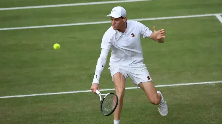 Sinner, esordio sofferto a Wimbledon: battuto il serbo Kecmanovic in 5 set