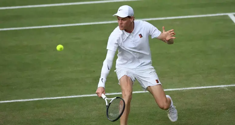 Sinner, esordio sofferto a Wimbledon: battuto Kemanovic in 5 set