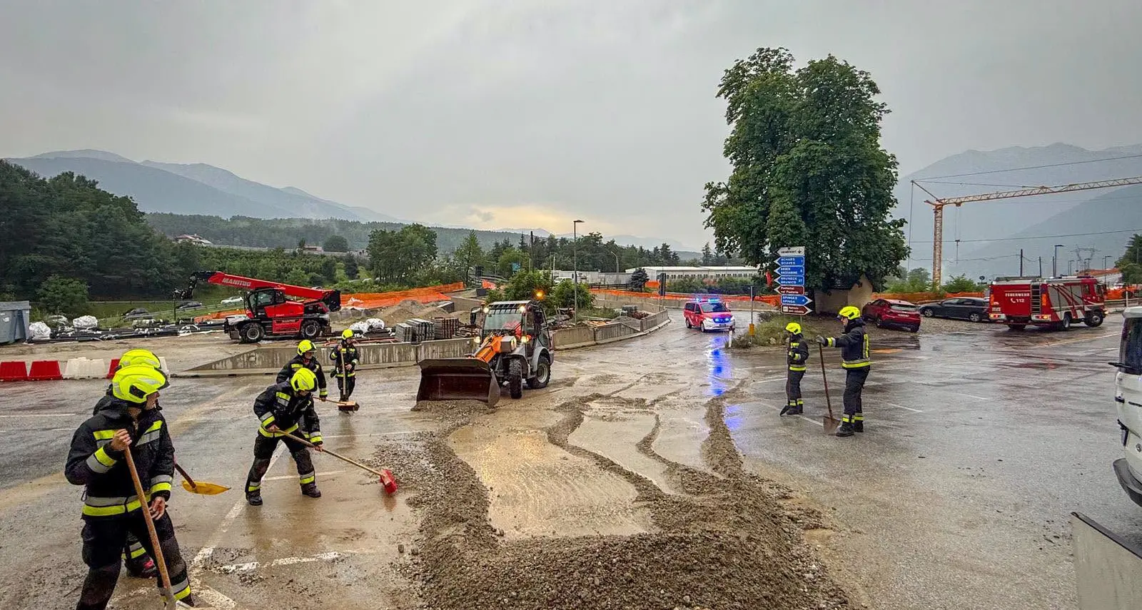 Maltempo, nuovi forti temporali sull'Alto Adige: alberi caduti e strade allagate