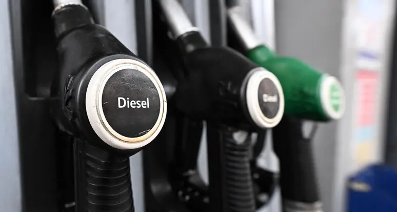 Petrolio in calo, ma i carburanti restano cari: Cna chiede più controlli